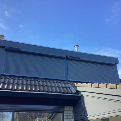 Heroal Rolluik RS42 (HK842) | Lamelkleur: Antracietgrijs RAL7016 | Profielkleur: Antracietgrijs RAL7016 | Schuine omkasting | HTF12 geleiders | Bediening: Huismerk solar motor