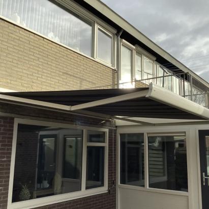 Rainbow Knikarmscherm Ibiza Plus | Stofkleur: Dickson D330 | Profielkleur: Cremewit RAL9001 | Bediening: Handmatig met draaistang