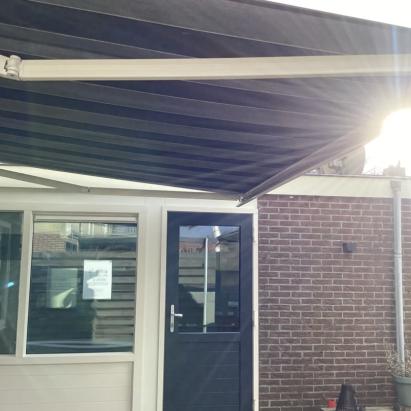 Rainbow Knikarmscherm Ibiza Plus | Stofkleur: Dickson D330 | Profielkleur: Cremewit RAL9001 | Bediening: Handmatig met draaistang