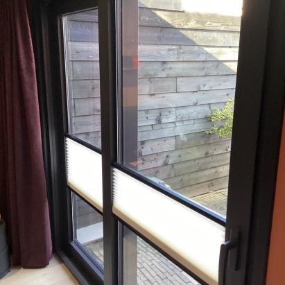 Verano Plisségordijn met PlakFix profielen | Stofkleur: Wol wit 72.0395 Semi transparant | Systeemkleur: Zwart mat