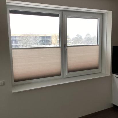 KEJE Splendid Pliss | Stofkleur: Aardebeige D5125 Fulltone lichtdoorlatend | Profielkleur: Verkeerswit RAL9016