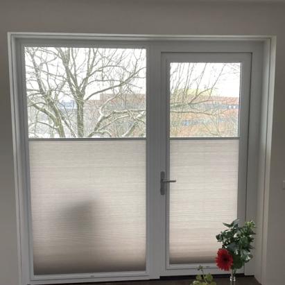 KEJE Splendid Pliss | Stofkleur: Aardebeige D5125 Fulltone lichtdoorlatend | Profielkleur: Verkeerswit RAL9016