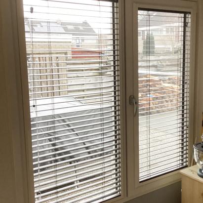 Verano SmartFit Pro aluminium jaloezie 25mm | Profielkleur: Cremewit RAL9001 | Lamelkleur Brons geschuurd 10.2746