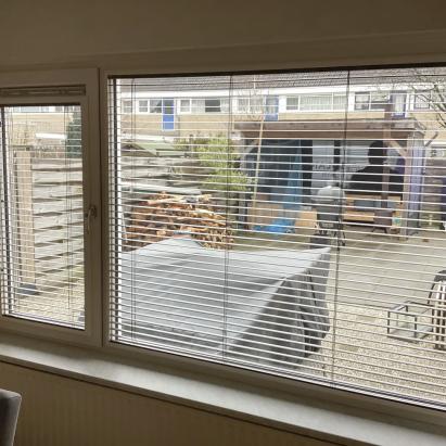 Verano SmartFit Pro aluminium jaloezie 25mm | Profielkleur: Cremewit RAL9001 | Lamelkleur Brons geschuurd 10.2746