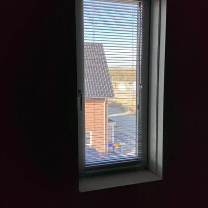 Verano aluminium jaloezie 25 mm met staaldraad zijgeleiding | Lamelkleur: Haver mat geschuurd 10.2740
