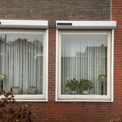 Heroal Rolluik RS37 (HR37) Profielkleur: Verkeerswit RAL9016 | Lamelkleur: Wit RAL9016 | Schuine omkasting | Bediening: Somfy RS100 Solar io