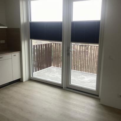 KEJE Splendid Pliss | Stofkleur: Donkerblauw zijdeglans B1280 Lichtdoorlatend | Profielkleur: Verkeerswit: RAL9016