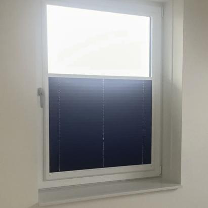 KEJE Splendid Pliss | Stofkleur: Donkerblauw zijdeglans B1280 Lichtdoorlatend | Profielkleur: Verkeerswit: RAL9016