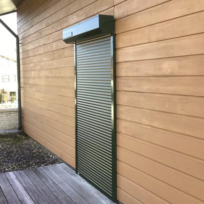 Heroal Rolluik RS38 Mini E | Lamelkleur: Dennengroen RAL6009 | Profielkleur: Dennengroen RAL6009 | Schuine omkasting | Geleiders: HTF20 | Bediening: Somfy RS100 Solar io