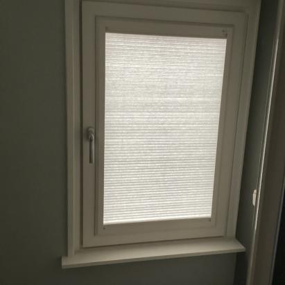 KEJE Splendid Pliss | Stofkleur: Steengrijs D74106 Lichtdoorlatend | Profielkleur: Cremewit RAL9001