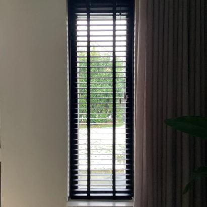 Verano aluminium jaloezie 50 mm | Lamelkleur: Grafietzwart mat geschuurd 10.2414 & AHOH gordijn Maran | Stofkleur 21 | Wave | 8 cm runnerafstand