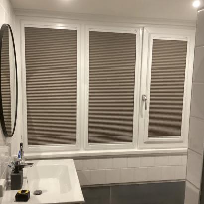 KeJe Splendid Pliss | Profielkleur: Verkeerswit: RAL9016 | Stofkleur Bruin C5170 Verduisterend