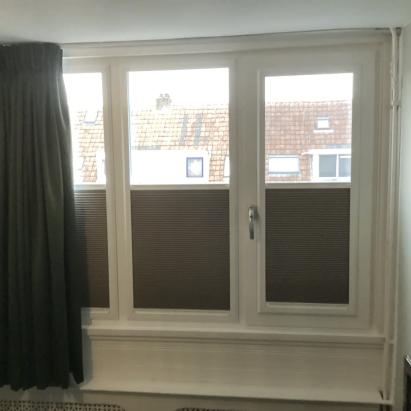 KeJe Splendid Pliss | Profielkleur: Verkeerswit RAL9016 | Stofkleur: Bruin C5170 Verduisterend