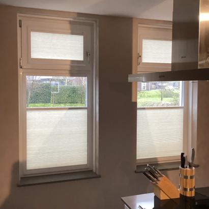 KEJE Splendid Pliss | Profielkleur: Verkeerswit: RAL9016 | Stofkleur: Zand gemêleerd D75004 Lichtdoorlatend