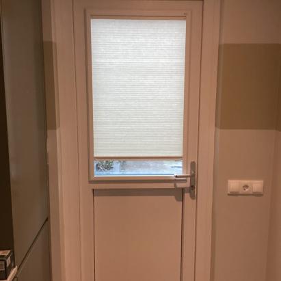 KEJE Splendid Pliss | Profielkleur: Verkeerswit RAL9016 | Stofkleur: Zand gemêleerd D75004 Lichtdoorlatend