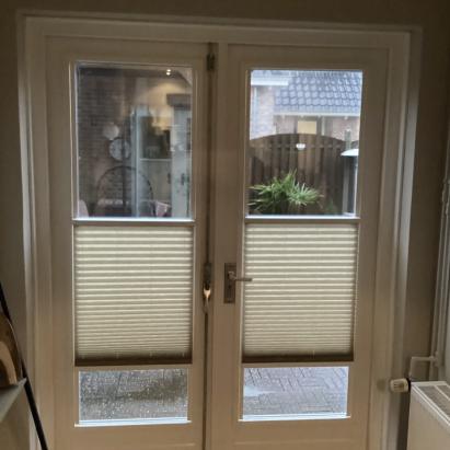 Verano plisségordijn | Stofkleur: Camel 72.0183 Semi Transparant | Systeemkleur: Wit Mat | Bediening: PlakFix profielen