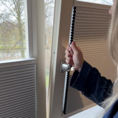 Verano® duo plisségordijnen zonder boren met PlakFix plakprofielen | Stofkleur: Poederwit 72.0455 (Verduisterend) | Systeemkleur: Wit mat | Top Down - Bottom Up