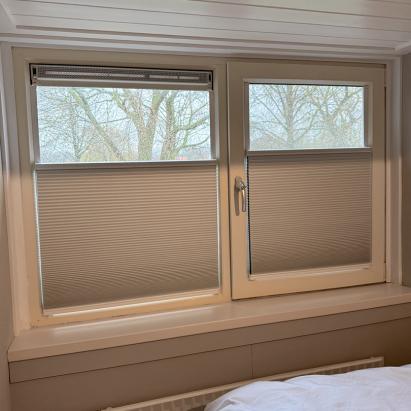 Verano® duo plisségordijnen zonder boren met PlakFix plakprofielen | Stofkleur: Poederwit 72.0455 (Verduisterend) | Systeemkleur: Wit mat | Top Down - Bottom Up