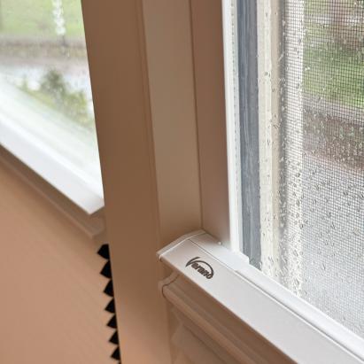 Verano® duo plisségordijnen zonder boren met PlakFix plakprofielen | Stofkleur: Poederwit 72.0455 (Verduisterend) | Systeemkleur: Wit mat | Top Down - Bottom Up