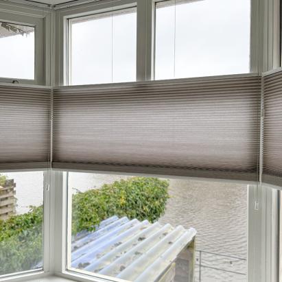 Solano Duo plisségordijnen | Stofkleur: Jute Linnenlook 4015 (Lichtdoorlatend) | Systeemkleur: Wit RAL 9016 | Bediening: Trekkoord | Top Down - Bottom Up Vrijhangend