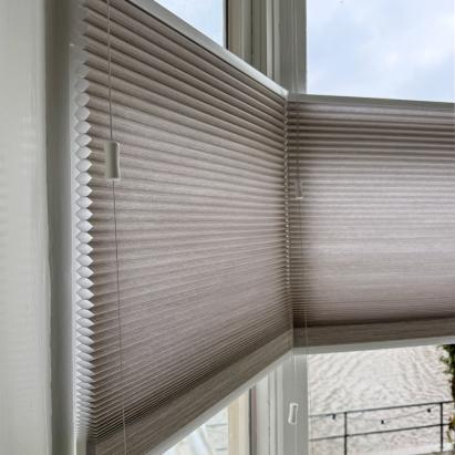 Solano Duo plisségordijnen | Stofkleur: Jute Linnenlook 4015 (Lichtdoorlatend) | Systeemkleur: Wit RAL 9016 | Bediening: Trekkoord | Top Down - Bottom Up Vrijhangend