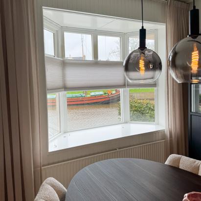 Solano Duo plisségordijnen | Stofkleur: Jute Linnenlook 4015 (Lichtdoorlatend) | Systeemkleur: Wit RAL 9016 | Bediening: Trekkoord | Top Down - Bottom Up Vrijhangend