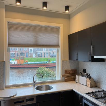 Solano Duo plisségordijnen | Stofkleur: Jute Linnenlook 4015 (Lichtdoorlatend) | Systeemkleur: Wit RAL 9016 | Bediening: Trekkoord | Top Down - Bottom Up Vrijhangend