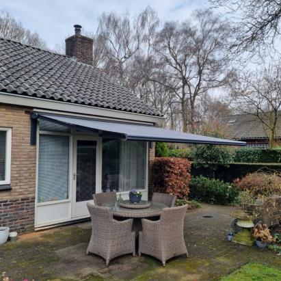 Solano voorraadmodel knikarmscherm ACTIE | Stofkleur: Donkergrijs 19.017 | Bediening: Somfy Sunea IO