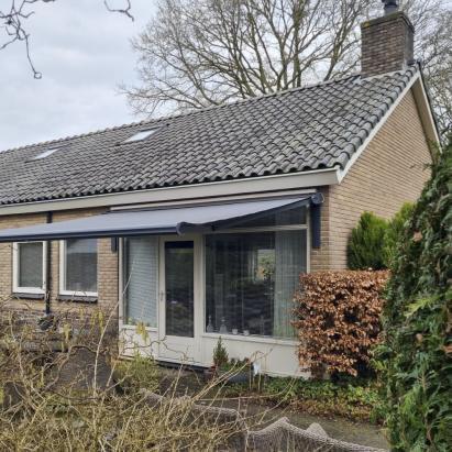 Solano voorraadmodel knikarmscherm ACTIE | Stofkleur: Donkergrijs 19.017 | Bediening: Somfy Sunea IO