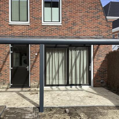 Solano Terrasoverkapping Muuraanbouw | Profielkleur: Antraciet fijnstructuur RAL7016 | Vulling: Helder Glas 44.2  | 9-spots LED-verlichting