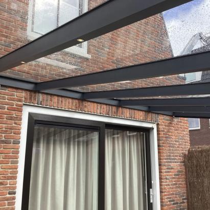 Solano Terrasoverkapping Muuraanbouw | Profielkleur: Antraciet fijnstructuur RAL7016 | Vulling: Helder Glas 44.2  | 9-spots LED-verlichting