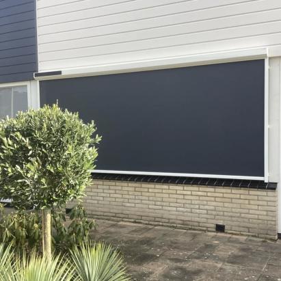 Solano ritsscreen standaard | Profielkleur: Crèmewit RAL9001 | Doekkleur: Sergé 3% Zwart 118118 | Huismerk: solar motor