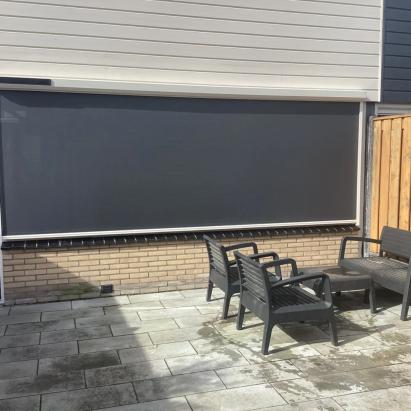 Solano ritsscreen standaard | Profielkleur: Crèmewit RAL9001 | Doekkleur: Sergé 3% Zwart 118118 | Huismerk: solar motor