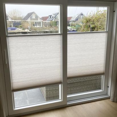 Verano Duo plisségordijn met PlakFix plakprofielen | Stofkleur: Bruinbeige (72.0437)| Systeemkleur: wit mat