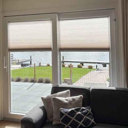 Verano Duo plisségordijn met PlakFix plakprofielen | Stofkleur: Bruinbeige (72.0437)| Systeemkleur: wit mat