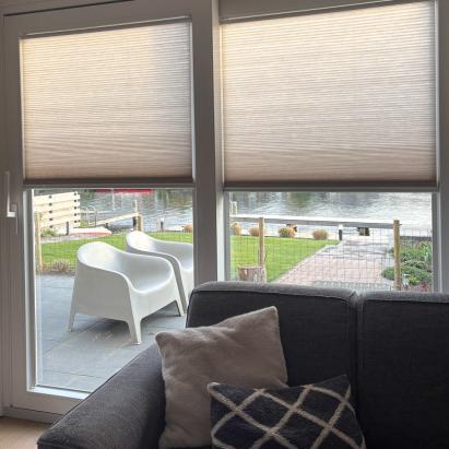 Verano Duo plisségordijn met PlakFix plakprofielen | Stofkleur: Bruinbeige (72.0437)| Systeemkleur: wit mat