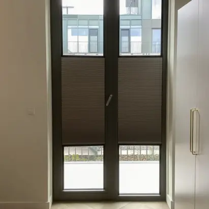 Verano duo plisségordijn met PlakFix plakprofielen | Stofkleur: Aarde beige (72.0337) | Systeemkleur: Mat zwart