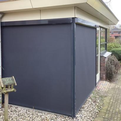Solano Ritsscreen standaard | Profielkleur: Antracietgrijs RAL 7016 | Doekkleur: Sergé 3% Zwart 118118 | Rechte omkasting | Huismerk solar motor