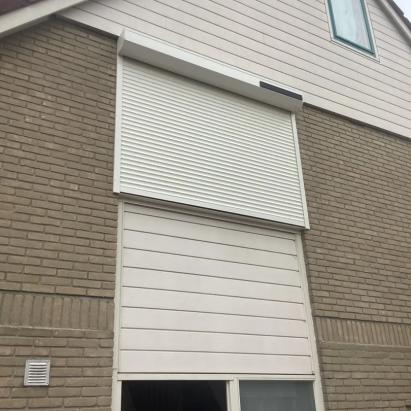 Alutech Rolluik ARH40 | Profiel- en lamelkleur: Crèmewit RAL9001 | Huismerk solar motor | Schuine omkasting