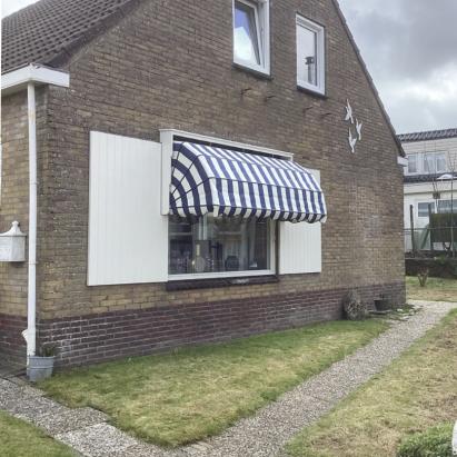 Solano Standaard Markies met aluminium korf en golvende volant | Kunststof omkasting getand: Cremewit_RAL9001 | PVC biesband: Donkerblauw 91 | Stofkleur: Urban Colors Blauw wit gestreept 70.2535