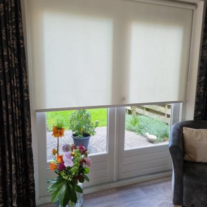 Verano rolgordijn standaard | Stofkleur: Gebroken wit 72.1220 (lichtdoorlatend) | Systeemkleur: wit RAL9016