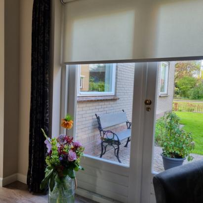 Verano rolgordijn standaard | Stofkleur: Gebroken wit 72.1220 (lichtdoorlatend) | Systeemkleur: wit RAL9016