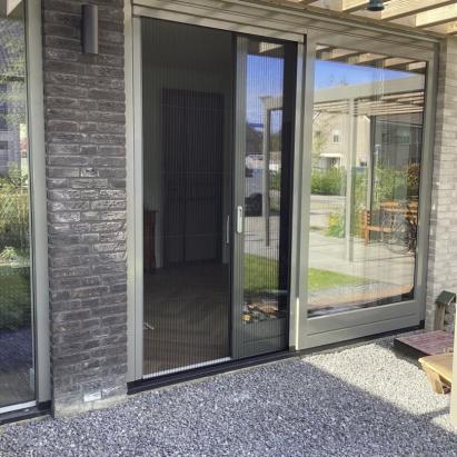 Luxaflex hordeur Allure Plus | Profielkleur: kwartsgrijs RAL 7039 | Zwart gaas