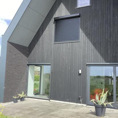 Verano rolluik Steady V030 | Lamel- en profielkleur: Gitzwart RAL9005 | HTF geleiders | Somfy RS100 solar io motor