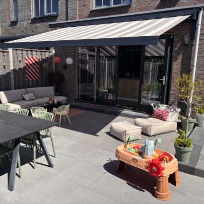 Rainbow knikarmscherm Q230 | Doekkleur: Rainbow streep kleuren Docril 935 | Profielkleur: Antraciet structuurlak RAL 7016 met Brel solar motor