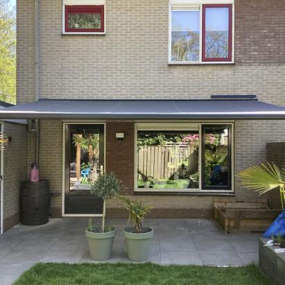 Solano Voorraadmodel knikarmscherm ACTIE | Stofkleur: Donkergrijs 19.017 | Brel solar motor