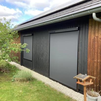 Solano Ritsscreen Smart met huismerk solar motor | Profielkleur: Gitzwart structuurlak RAL 9S05 | Doekkleur: Zwart 118118 Sergé 3% | STG geleiders