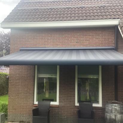 Rainbow knikarmscherm Ibiza Plus | Doek: Rainbow streep kleuren Sattler 338665 | Profielkleur: Antraciet structuurlak RAL 7016 | Brel solar motor