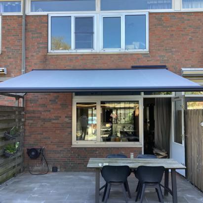 Solano Voorraadmodel knikarmscherm ACTIE | Doekkleur: Lichtgrijs 19.005 | Brel solar motor | 400 x 300