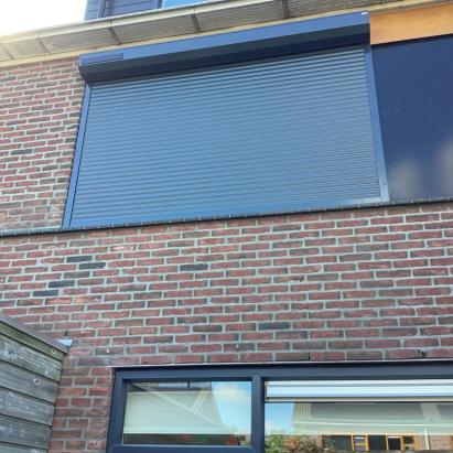 Heroal rolluik RS42 | Lamel- en profielkleur antracietgrijs RAL 7016 | Schuine omkasting | HTF20 geleiders | Somfy RS100 solar io motor